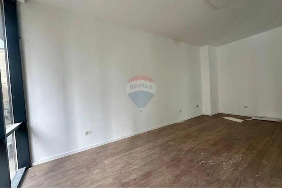Tirane, jepet me qera ambjent biznesi , 30 m² 1.200 € (Mine Peza)