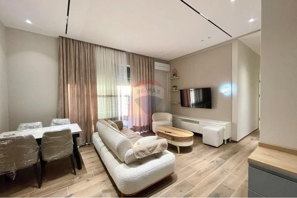 Tirane, jepet me qera apartament 2+1+Ballkon Kati 8, 131 m² 1.500 € (KOMPLEKSI DELIJORGJI)