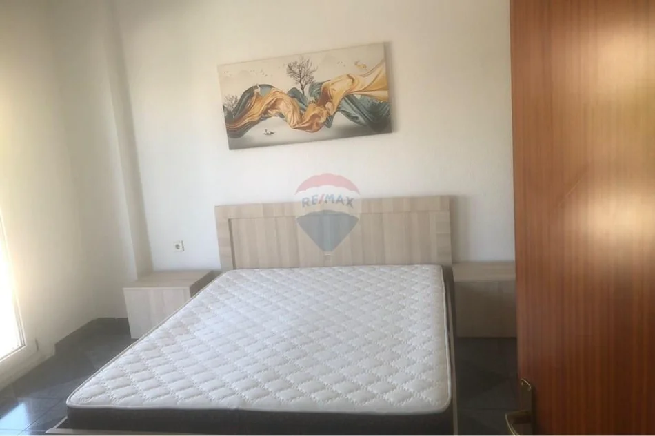 Tirane, jepet me qera apartament duplex 2+1 , 120 m² 650 € (Bill Klinton)