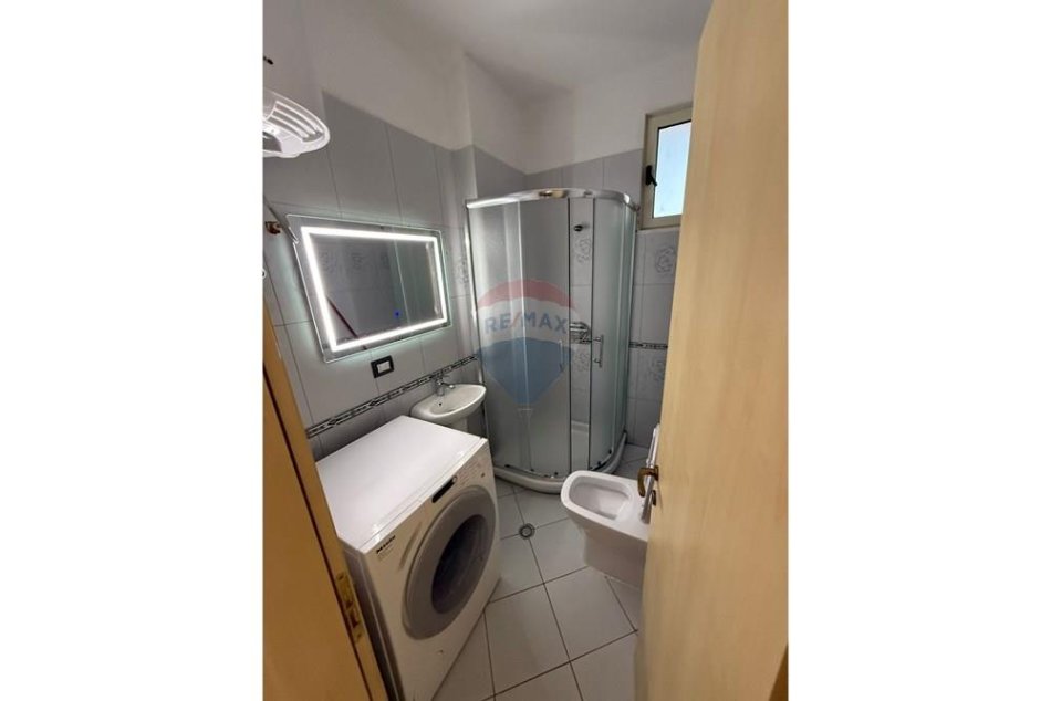 Durres, jepet me qera apartament 1+1 Kati 4, 50 m² 300 € (Shkembi kavajes)