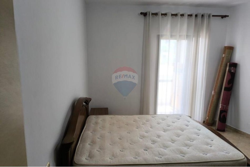 Tirane, jepet me qera apartament 1+1 Kati 3, 65 m² 370 € (Rruga Besim Alla)
