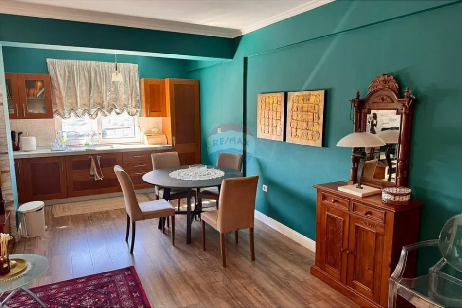 Tirane, jepet me qera apartament 2+1+Ballkon Kati 8, 93 m² 750 € (Blloku i Ambasadave)
