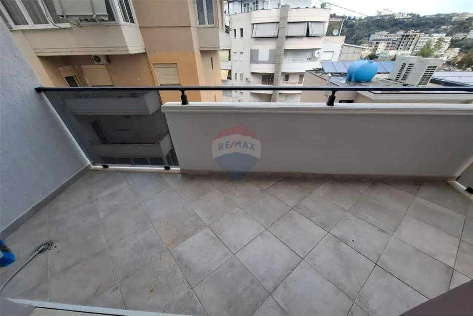Vlore, jepet me qera apartament 1+1 Kati 7, 76 m² 400 € (Pranë Conad, Ismail Qemali, Vlorë)
