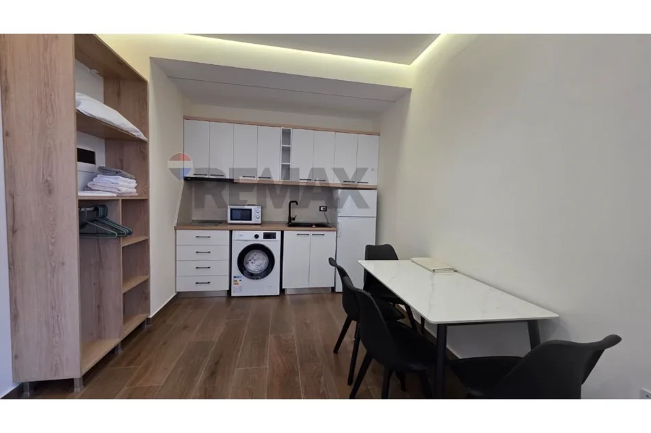 Vlore - Lungomare, jepet me qera apartament 1+1+Ballkon Kati 8, 67 m² 450 € (Rruga Reshat Osmani, Vlore)