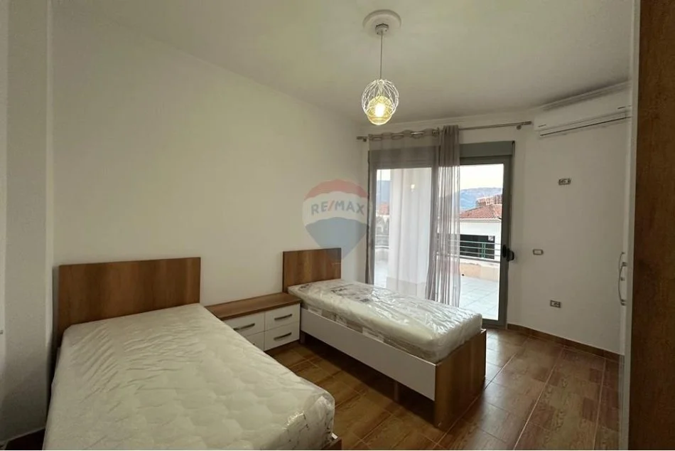 Tirane, jepet me qera 3+1+Ballkon , 120 m² 700 € (Rruga Sitki Çiço, Xhamlliku, Tiranë)