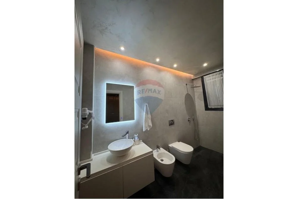 Vlore, shitet apartament duplex Dublex Kati 6, 265 m² 350.000 € (Rruga Enver Jaho, pranë Fjortesit)