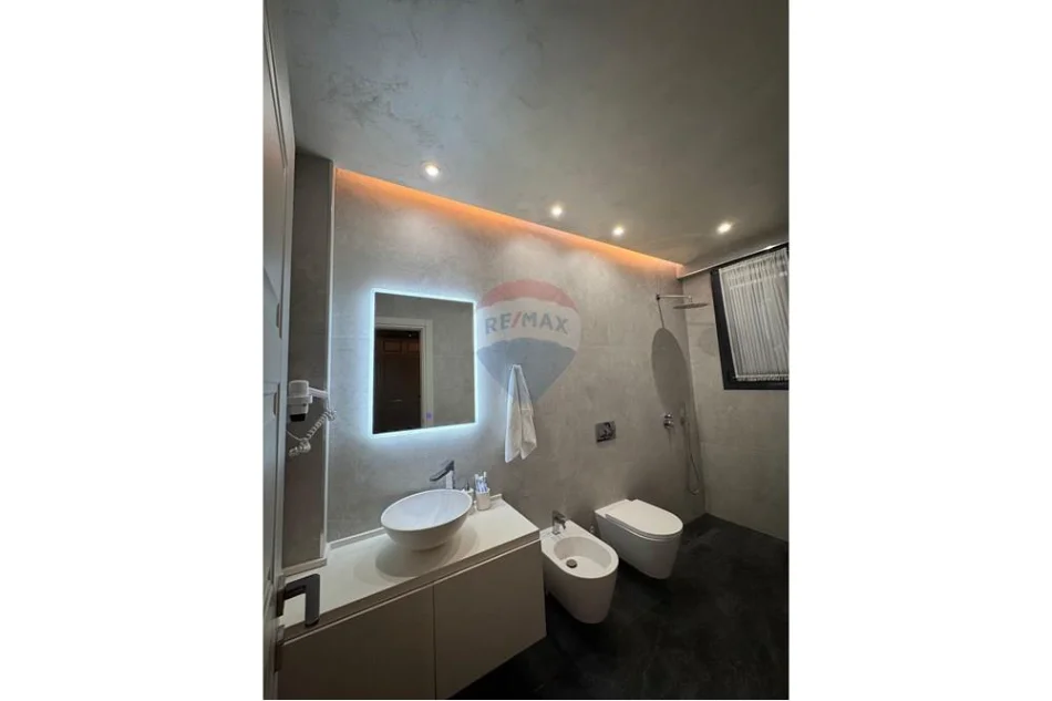 Vlore, jepet me qera apartament duplex 3+1+Ballkon Kati 6, 265 m² 350.000 € (Rruga Enver Jaho, Vlore)