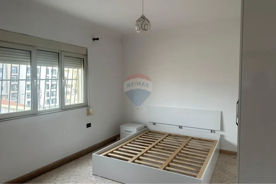 Tirane, jepet me qera apartament 3+1 Kati 5, 136 m² 700 € 