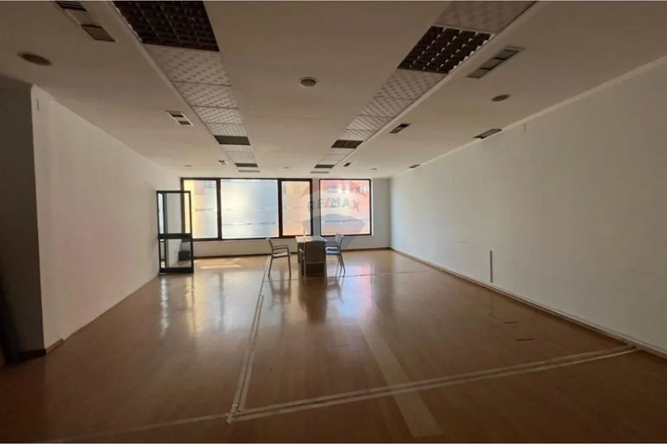 Tirane, jepet me qera ambjent biznesi Kati 3, 87 m² 1.000 € 