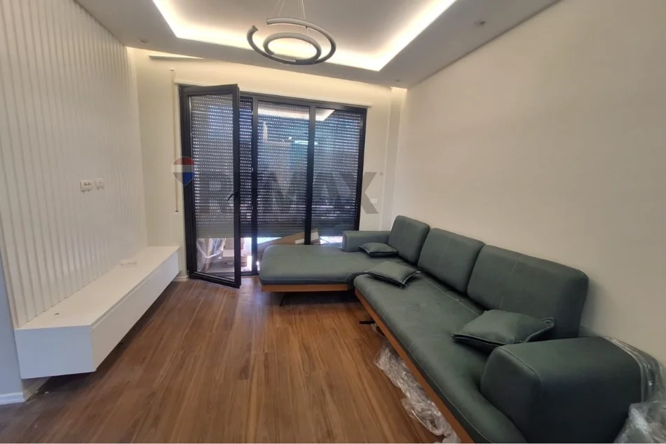 Tirane, jepet me qera apartament 2+1 Kati 6, 89 m² 800 € (Trio Tower)