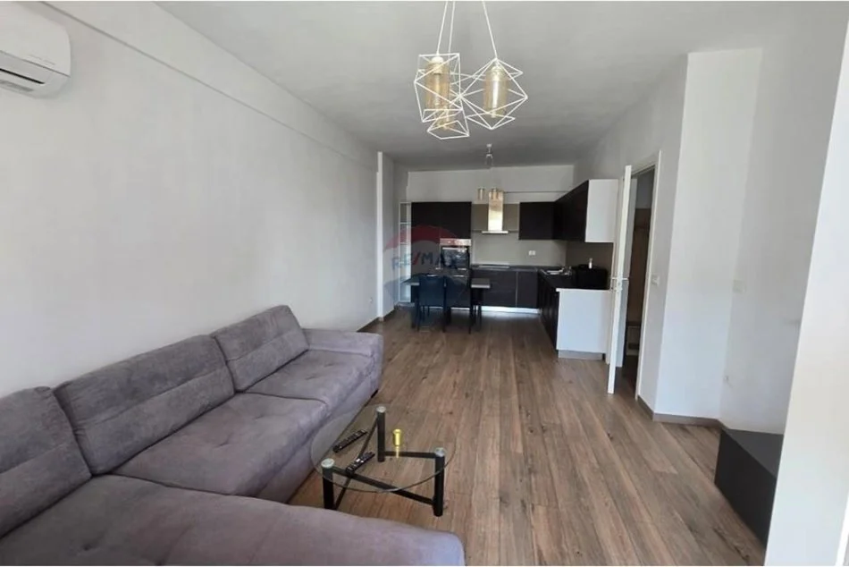 Tirane, jepet me qera apartament 1+1+Ballkon , 78 m² 800 € 