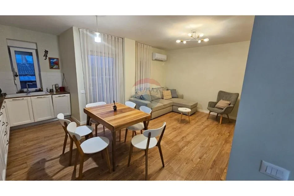 Tirane, jepet me qera , 100 m² 700 € 