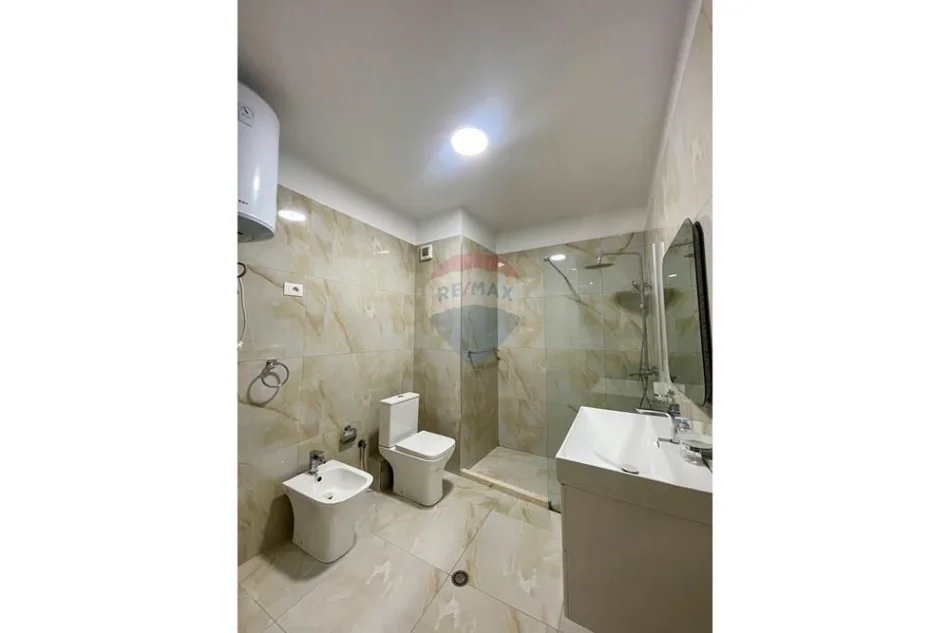 Tirane, jepet me qera apartament 1+1+Aneks+Ballkon Kati 6, 84 m² 900 € (Blloku)