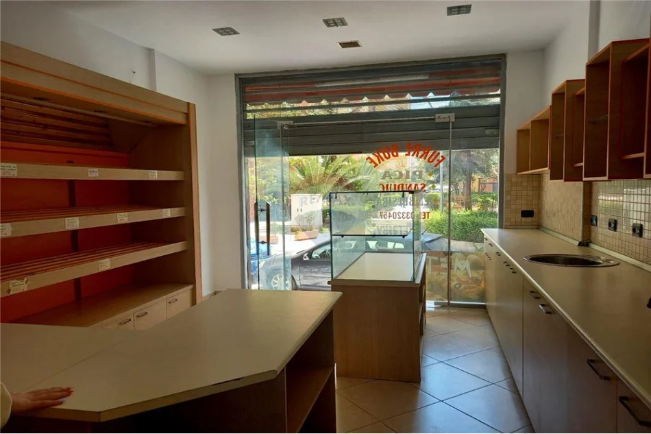 Vlore - Lungomare, shitet ambjent biznesi Kati 0, 65 m² 120.000 € (Lungomare, Vlorë)