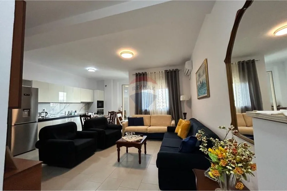 Vlore - Lungomare, jepet me qera apartament Kati 2, 120 m² 600 € (Rruga Cameria, Lungomare, Vlore)