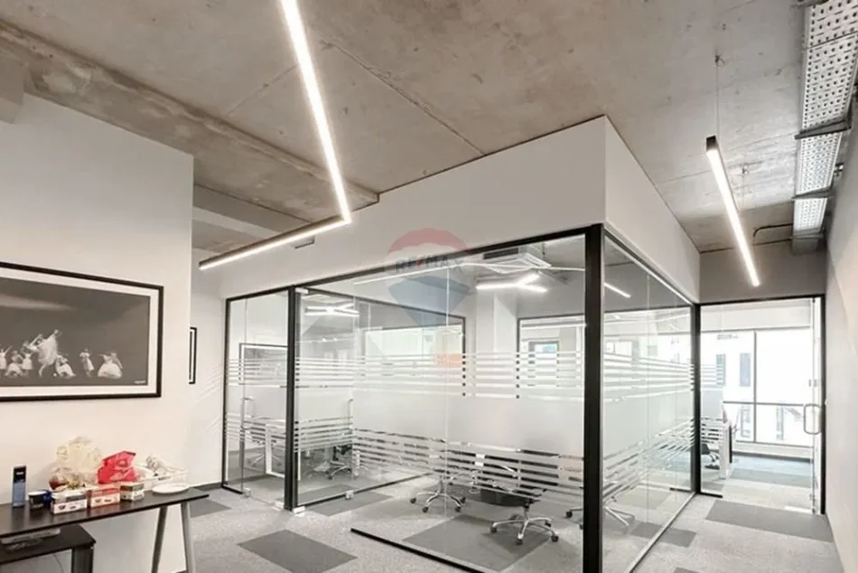 Tirane, jepet me qera ambjent biznesi Kati 1, 158 m² 2.200 € (rruga e kosovareve)