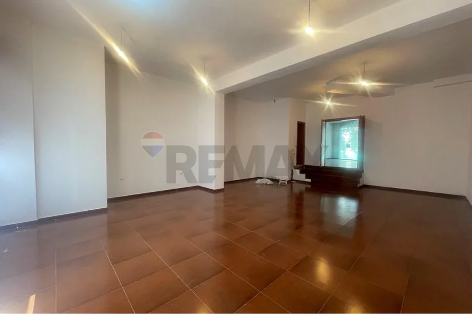 Vlore, jepet me qera dyqan Kati 0, 90 m² (Rruga Faik Konica, Vlorë)