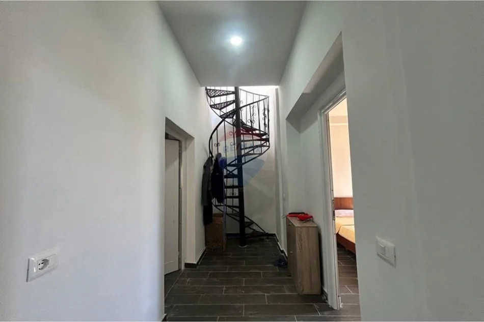 Vlore, jepet me qera shtepi 4+1 Kati 1, 255 m² 380 € (Babice e Madhe, Vlore)
