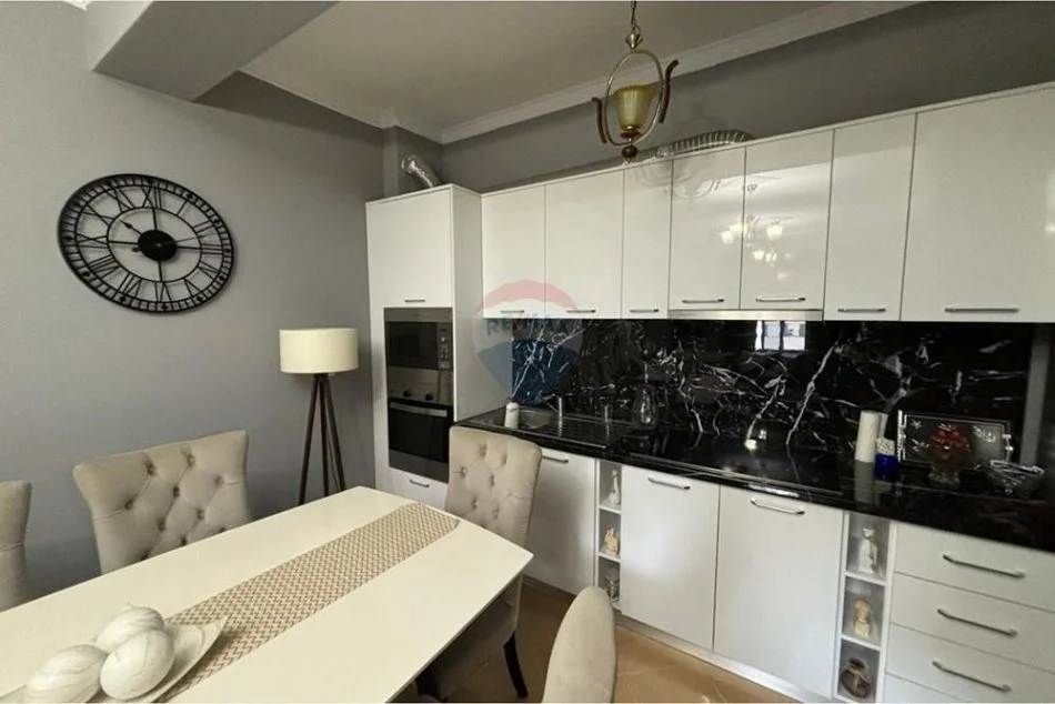 Vlore, jepet me qera apartament 2+1+Ballkon Kati 2, 96 m² 350 € (Rruga Ali Demi, Vlorë)