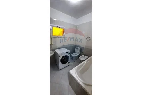 Tirane, jepet me qera apartament 3+1 , 113 m² 900 € (Komuna e Parisit, Albania)