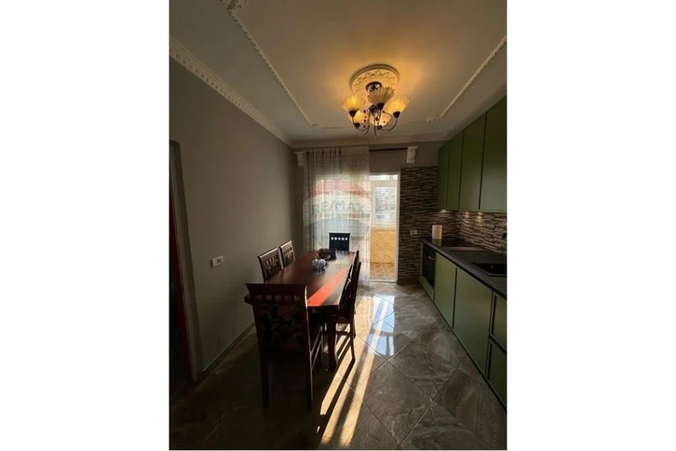 Tirane, jepet me qera apartament 2+1 , 95 m² 900 € (Blloku)