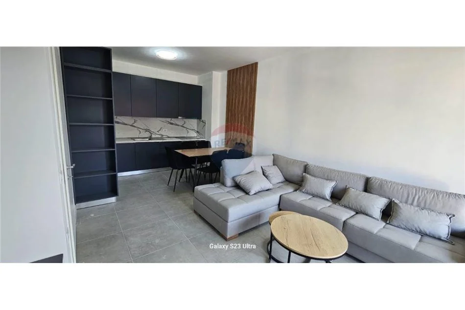 Tirane, jepet me qera apartament 2+1+Ballkon Kati 4, 105 m² 650 € 