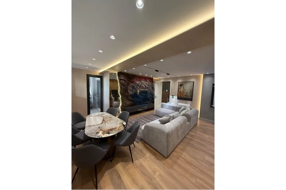 Tirane, jepet me qera apartament 2+1+Ballkon Kati 8, 125 m² 1.300 € (RRUGA E DURRESIT)