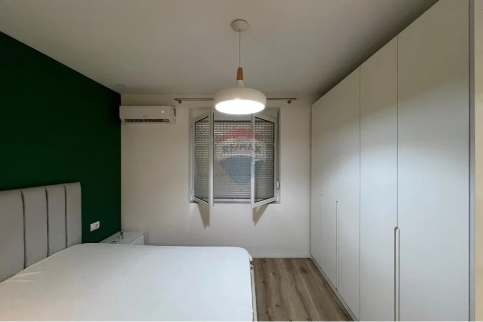 Tirane, jepet me qera shtepi 2+1 , 180 m² 800 € 