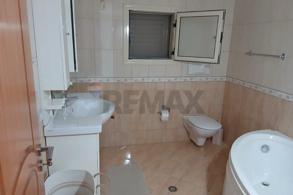 Vlore, jepet me qera Vile 2+1+Aneks+Ballkon Kati 2, 135 m² 300 € (Rruga Left Sallata, Vlore)