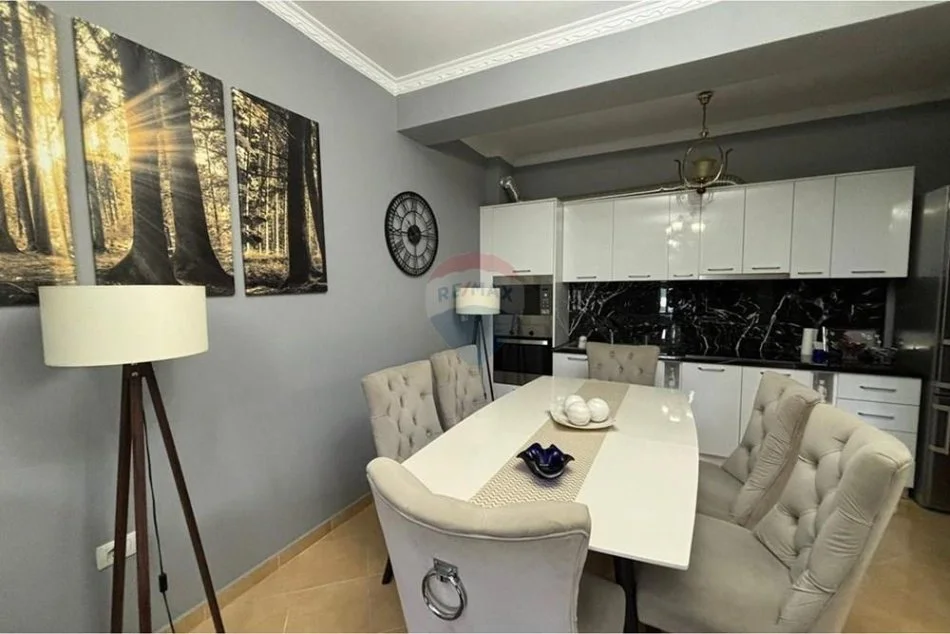 Vlore, jepet me qera apartament 2+1+Ballkon Kati 2, 96 m² 350 € (Rruga Ali Demi, Vlorë)