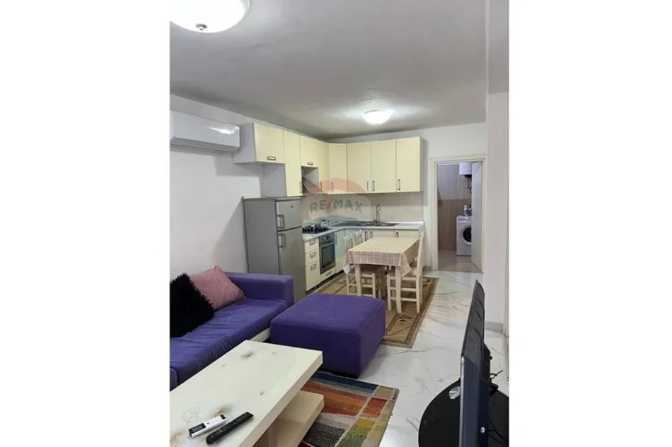 Tirane, jepet me qera apartament 2+1 , 450 € 