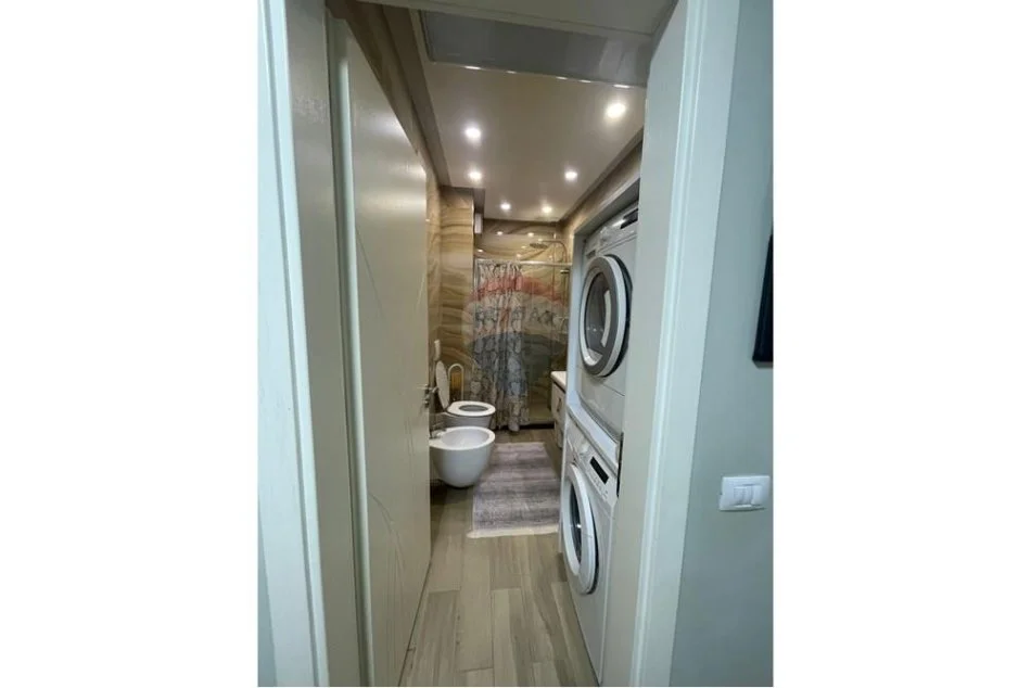 Tirane, jepet me qera apartament 2+1 , 115 m² 800 € (Kompleksi Kontakt, 21 Dhjetori)