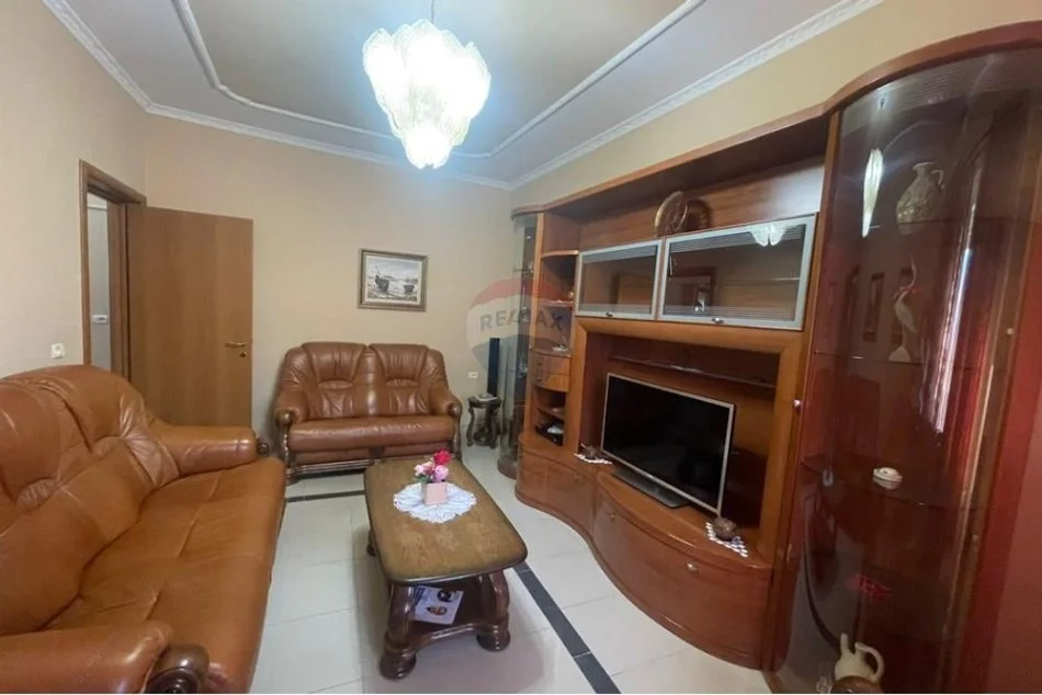 Tirane, jepet me qera apartament 1+1+Ballkon Kati 4, 75 m² 800 € 