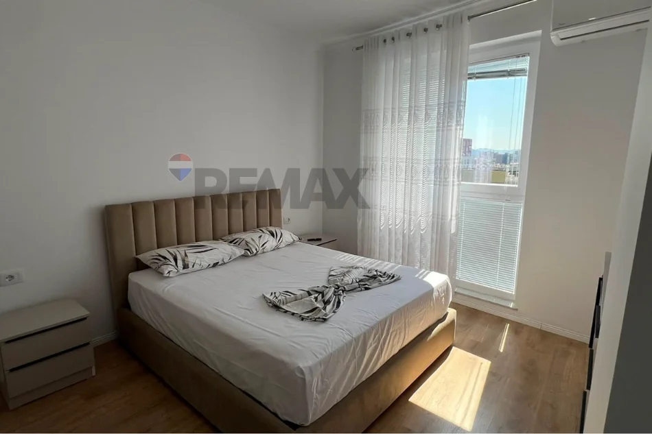 Tirane, jepet me qera apartament 2+1+Ballkon Kati 7, 109 m² 700 € (Shkolla e Bashkuar)