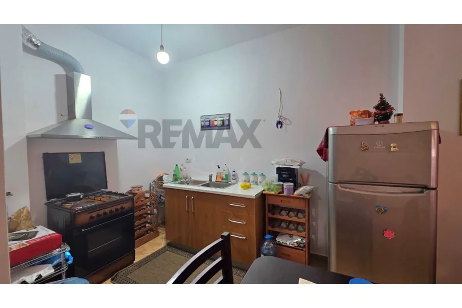 Vlore, jepet me qera apartament 1+1+Ballkon Kati 2, 95 m² 350 € (Rruga Hasan Kushta, Albano Romina, Vlorë)