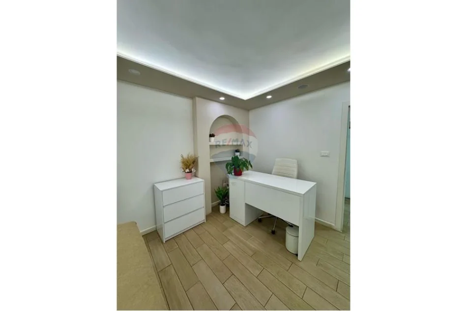 Tirane, jepet me qera zyre , 68 m² 700 € 