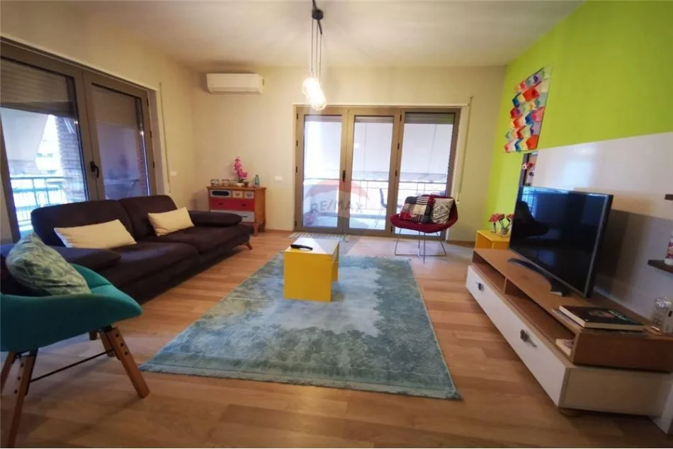 Tirane, jepet me qera apartament 2+1+Ballkon Kati 3, 120 m² 1.000 € (KOMPLEKSI DELIJORGJI)