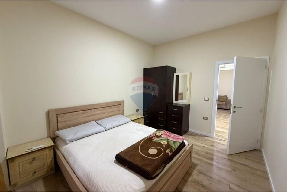 Tirane, jepet me qera apartament 2+1 , 122 m² 600 €