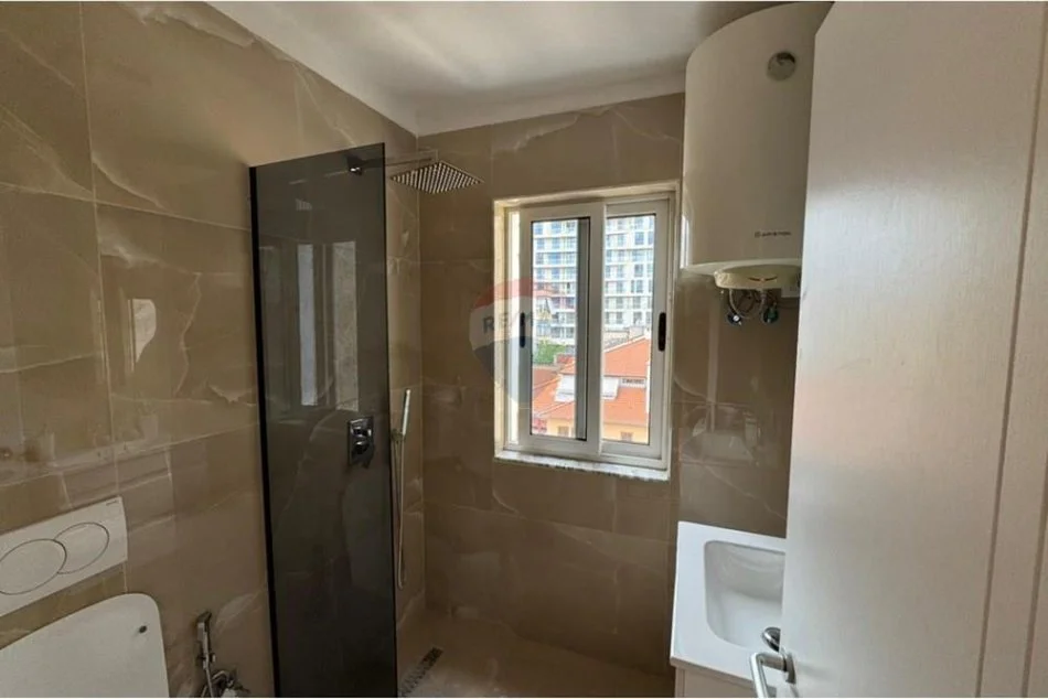 Tirane, jepet me qera apartament 1+1+Ballkon Kati 5, 60 m² 600 € 