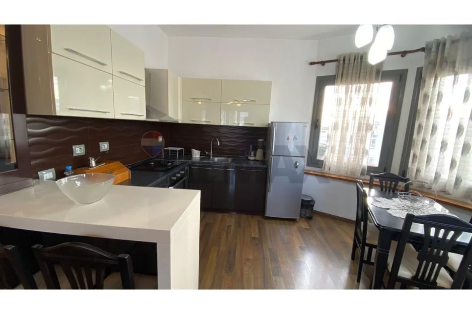 Tirane, jepet me qera apartament 2+1 , (Pazari i ri)