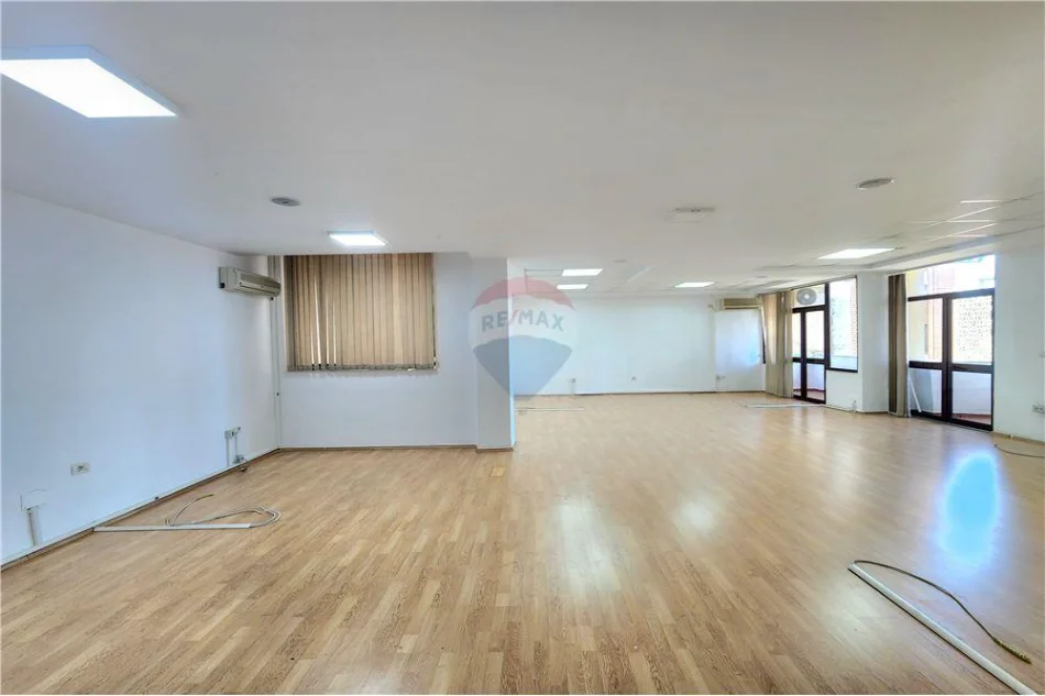 Tirane, jepet me qera , 210 m² 2.100 € (bllok)