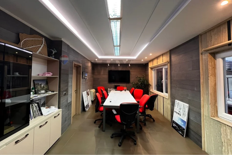 Tirane, jepet me qera zyre , 350 m² 3.500 € (Komuna e Parisit, Tiranë)