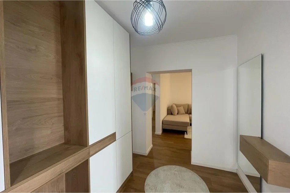 Tirane, jepet me qera apartament 2+1+Ballkon Kati 4, 78 m² 700 € (Ali demi)