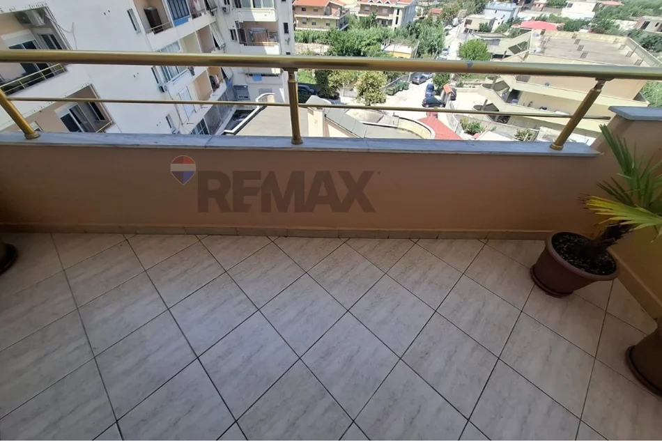 Vlore - Lungomare, jepet me qera apartament 2+1+Ballkon Kati 6, 98 m² 550 € (Rruga Cameria, Lungomare, Vlore)