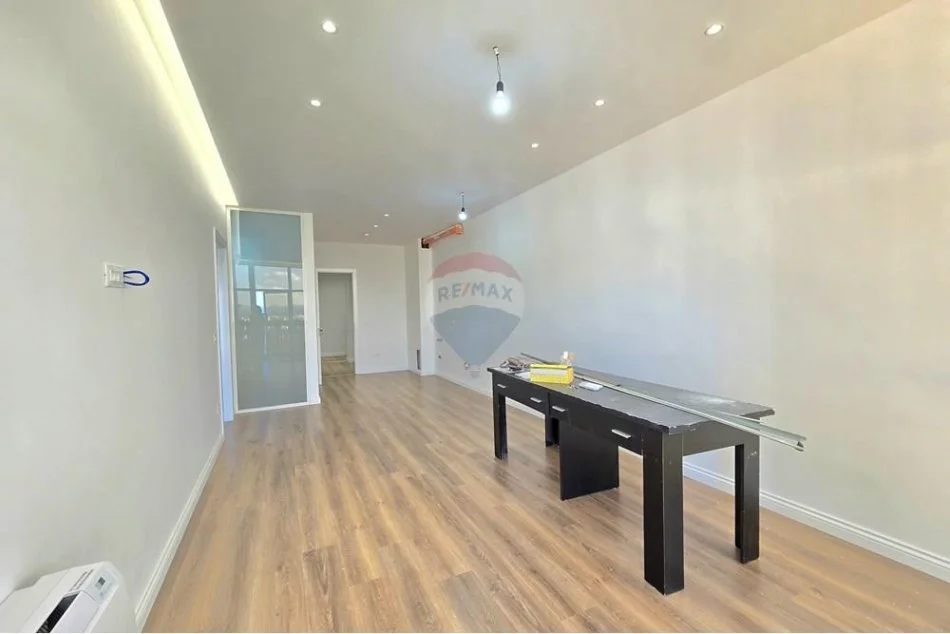 Tirane, jepet me qera zyre , 80 m² 950 € (Sheshi Skënderbej, Tiranë)