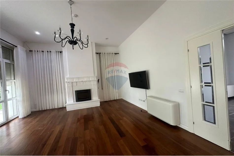 Tirane, jepet me qera Vile 3+1 Kati 2, 670 m² (rroling hills)