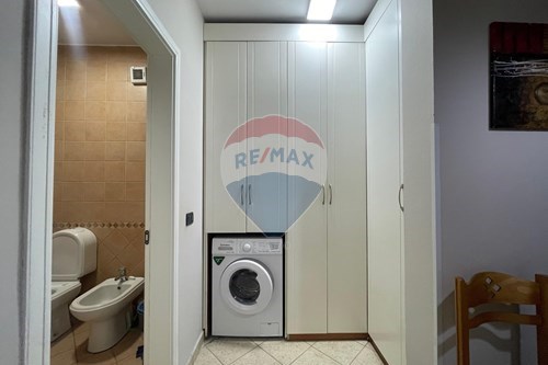 Tirane, jepet me qera apartament 2+1 , 105 m² 650 € (Komuna e Parisit)