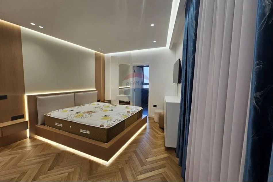 Tirane, jepet me qera apartament 2+1+Ballkon , 120 m² 700 € 