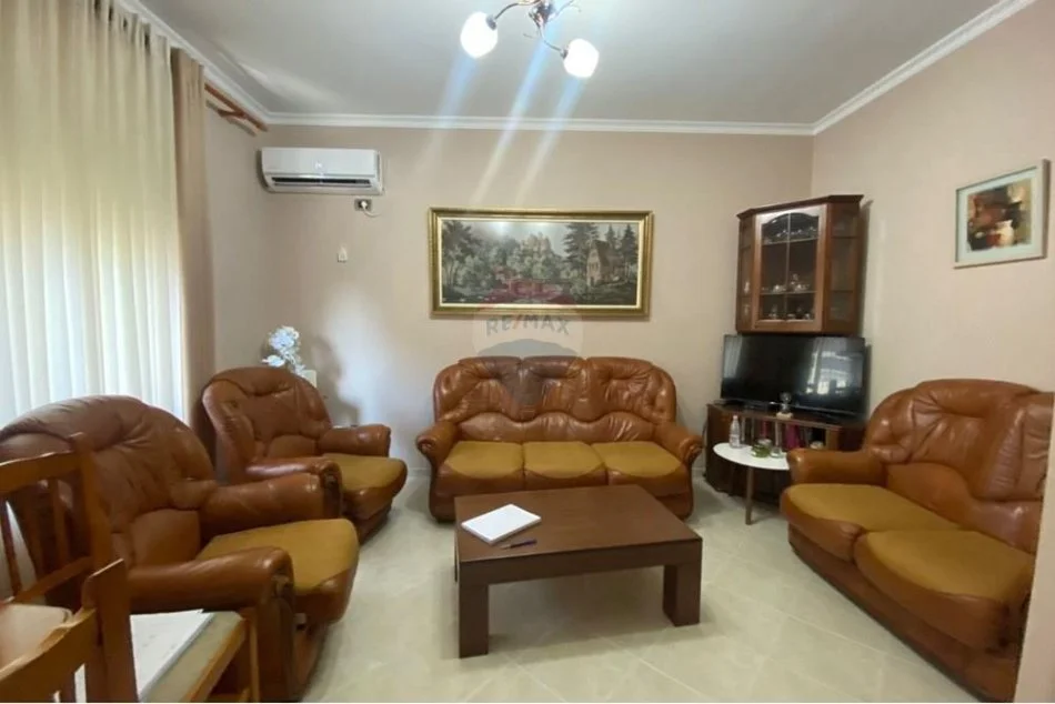 Tirane, jepet me qera apartament 1+1 , 50 m² 550 € (Rr. Myslym Shyri)