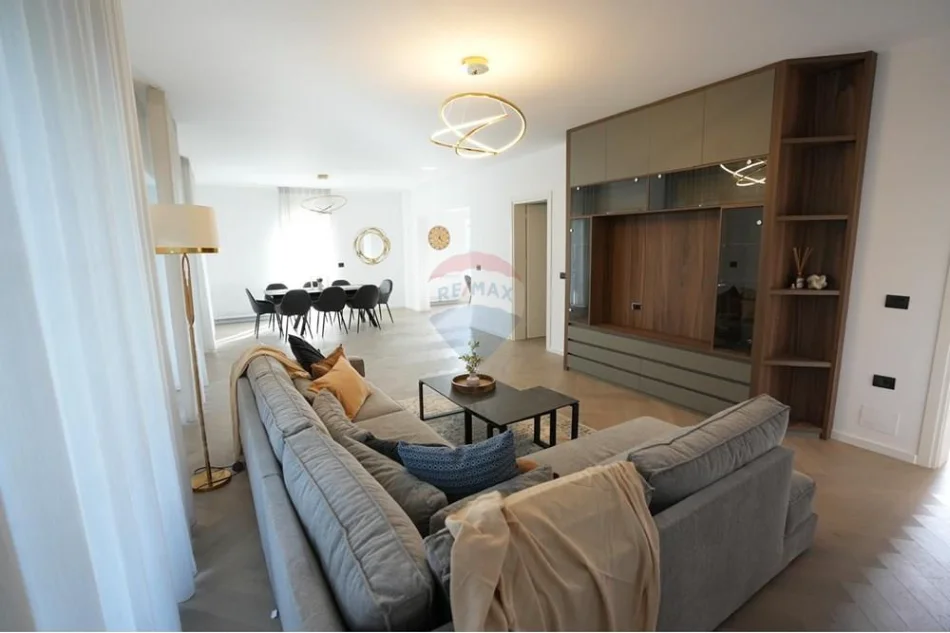 Elbasan, jepet me qera Vile 3+1 , 899 m² 3.000 € 